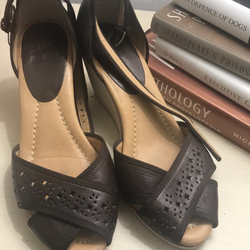 EUC Frye Wanda brown sandals